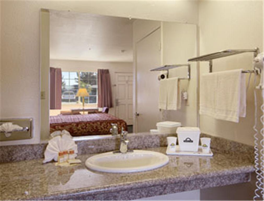 Days Inn Salinas Airport Стая снимка